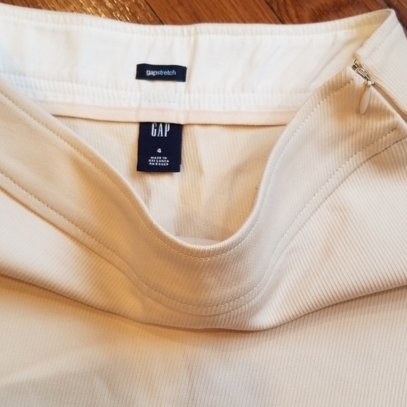 Short skirt - Picture 2 of 4